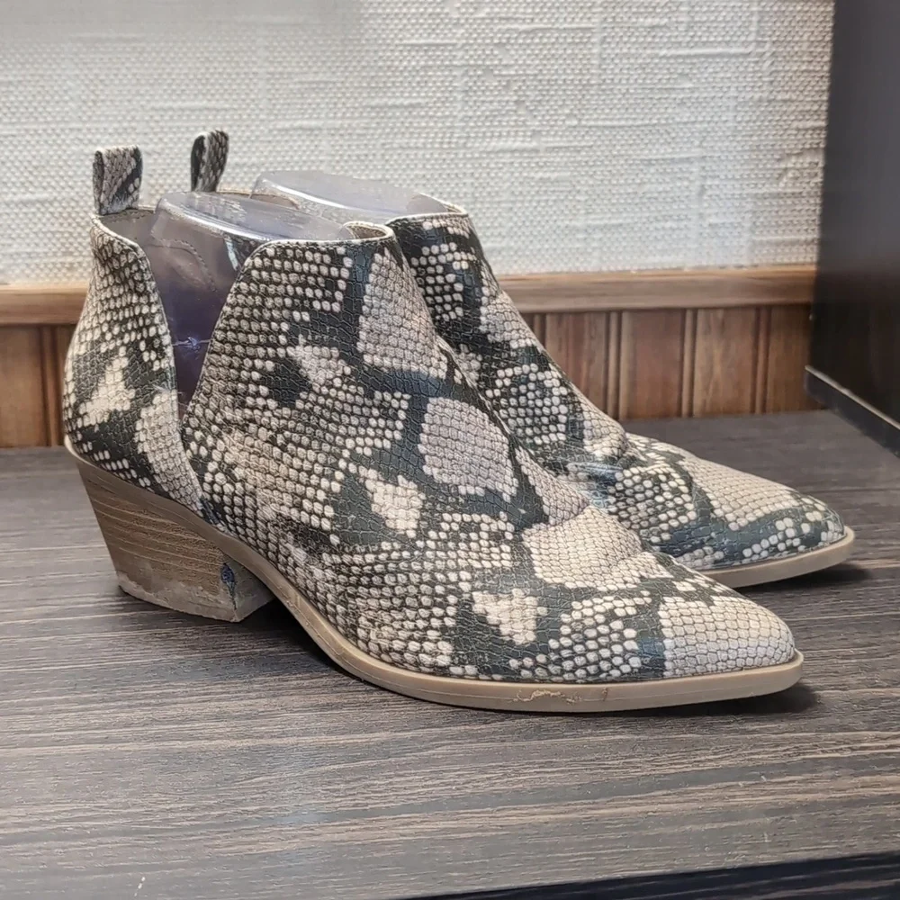 Universal Thread Faux Snakeskin Pointed Chelsea Bootie Size 8